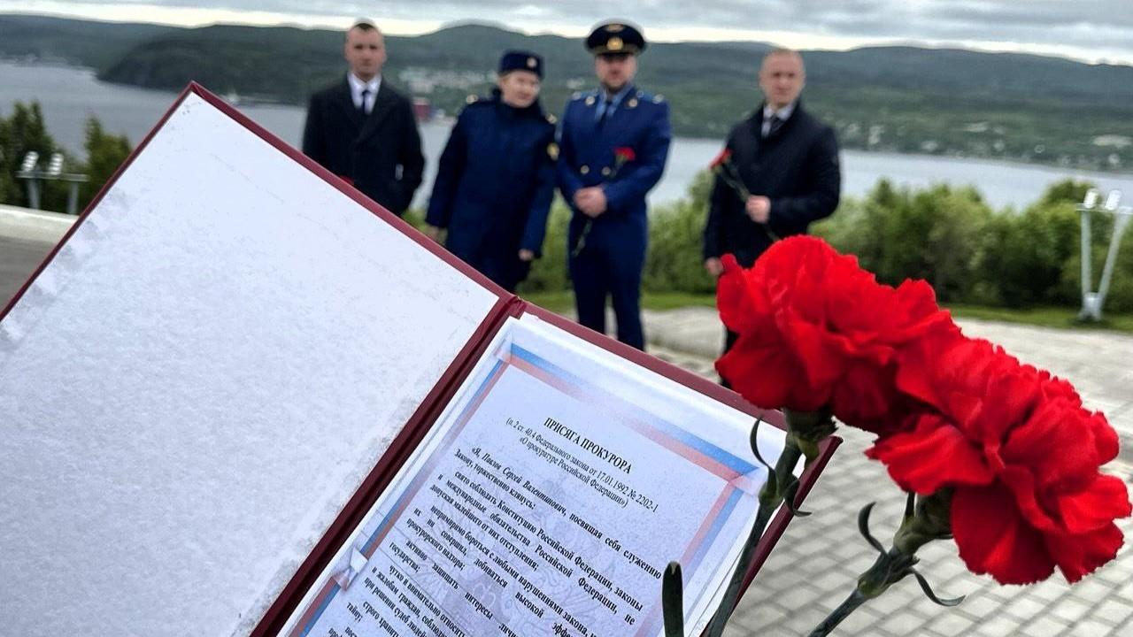 Молодые прокуроры приняли присягу у мемориала Защитникам Советского Заполярья